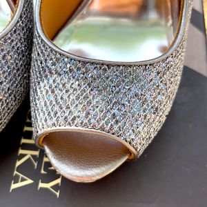 Badgley Mischka Silver sparkle pumps NEW IN BOX